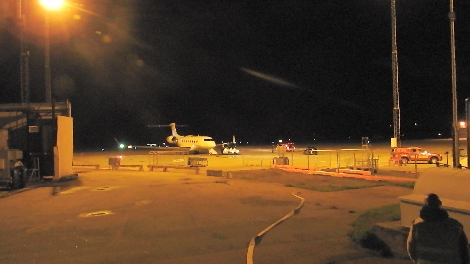 🙌 Tesla fans welcome Elon Musk at the airport - the kind of rock star we need